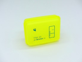 Beschrijving afbeelding: een gele rechthoekige doos, te vergelijken met een grote brooddoos met opschrift: Hier zit je leven in. Verder een tekening van een ijskast.