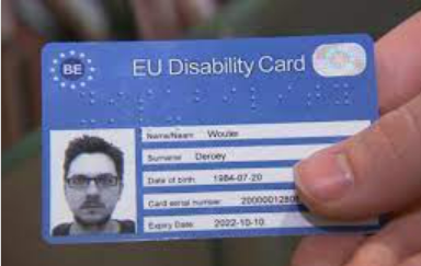 Beschrijving afbeelding: close-up van een blauwe EDC card die wordt vastgehouden. Op de kaart de foto van een man, zijn persoonlijke gegevens, de nodige logo’s en brailleprint.