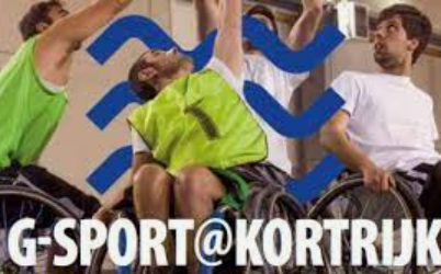 Beschrijving afbeelding: twee rolstoelgebruikers met geel hesje en een derde zonder hesje aan het basketten, kijken omhoog in de richting van de korf. G-SPORT@KORTRIJK