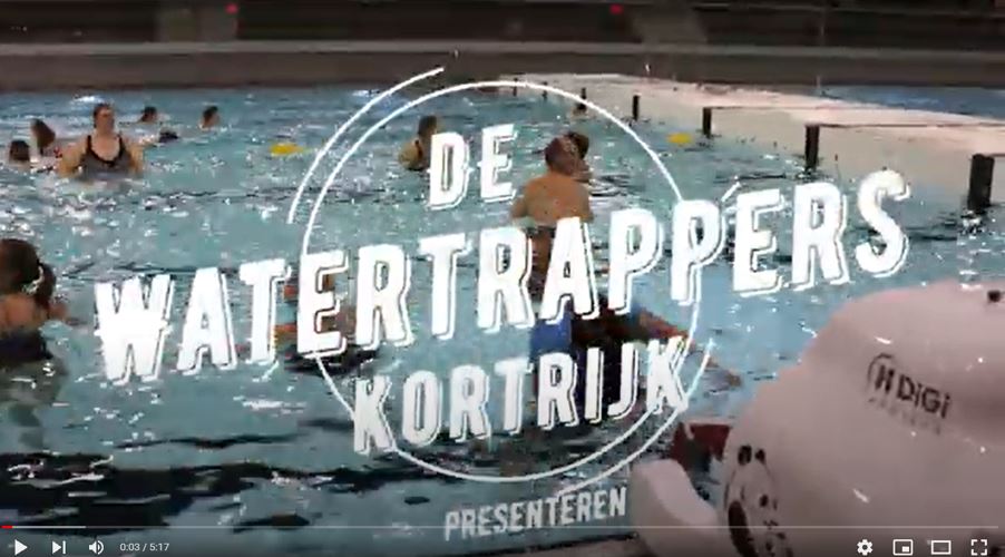 beschrijving afbeelding: Een tiental mensen genieten van een plonspartij in een zwembad. De Watertrappers Kortrijk presenteren…