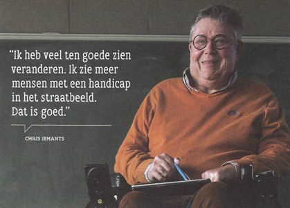Beschrijving afbeelding: foto van Chris, breed glimlachend in zijn rolwagen. Met als citaat: Ik heb veel ten goede zien veranderen. Ik zie meer mensen met een handicap in het straatbeeld. Dat is goed.