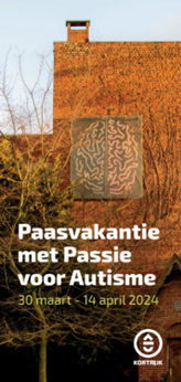 Beschrijving afbeelding: een boom voor een gevel waarop centraal een afbeelding staat die de hersenen symboliseert. Op de voorgrond de tekst: Paasvakantie met Passie voor Autisme, 30 maart tot 14 april 2024. Met het logo van Kortrijk.