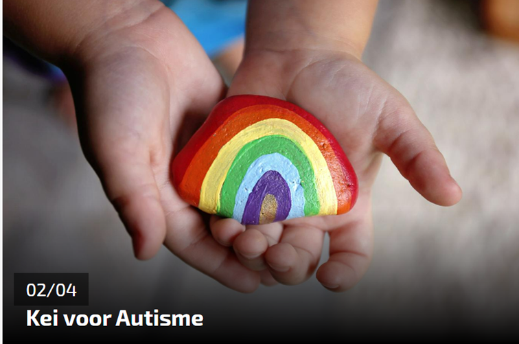 Beschrijving afbeelding: twee geopende handen tonen een keramieken kei die beschilderd is in de kleuren van de regenboog. Je leest: 02/04 Kei voor Autisme.