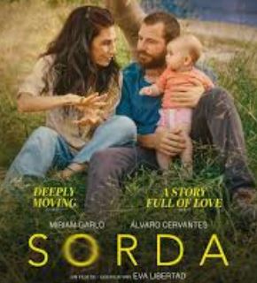 Beschrijving afbeelding: een filmaffiche toont een koppel, zittend in een groenomgeving, de man met baby in de handen is gefocust op de gebaren makende vrouw naast hen. Enkele namen staan op de affiche te lezen en de titel SORDA.