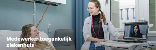 Beschrijving afbeelding: jonge patiënte in ziekenhuisbed kijkt een jonge glimlachende verpleegkundige aan die een scherm heeft opengeklapt waarop een andere dame is te zien. Verder is te lezen: medewerker toegankelijk ziekenhuis.