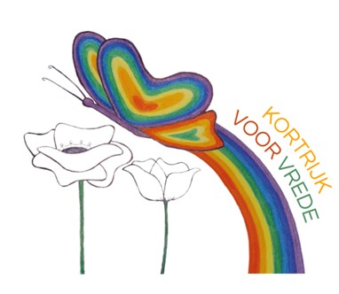Beschrijving afbeelding: een tekening van een halve regenboog waarop een kleurrijke vlinder rust, deze strekt zich uit over enkele witte bloemen. Bovenaan de tekst: Kortrijk voor vrede.